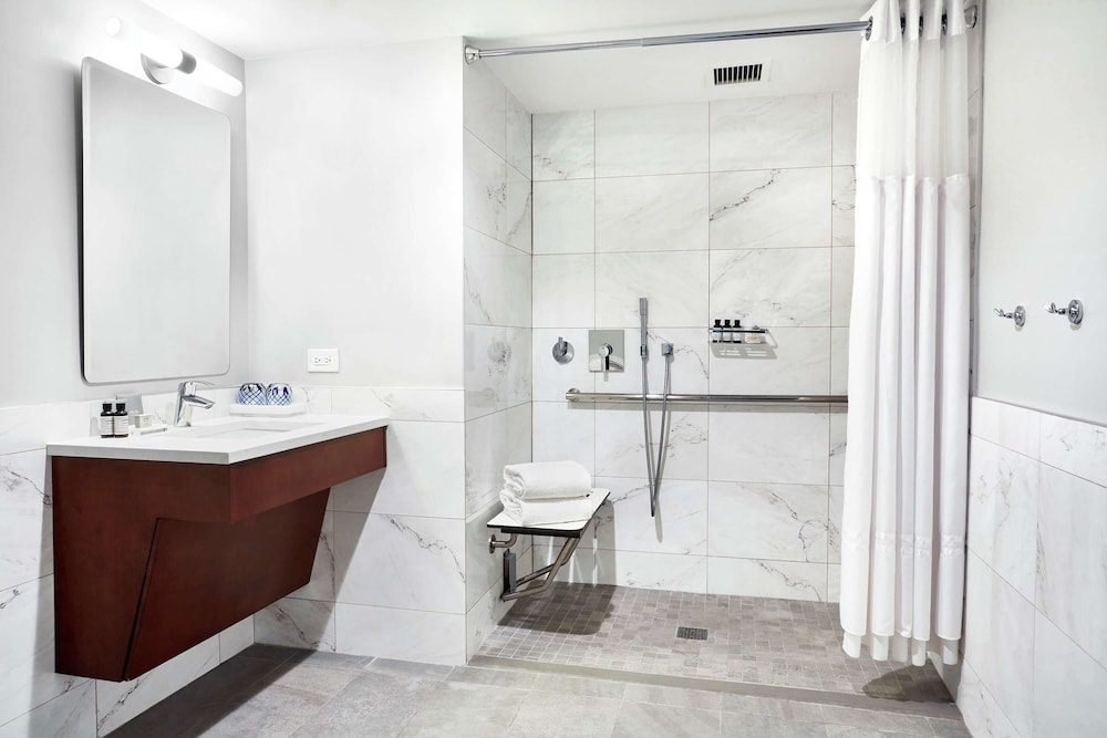 Fairmont, Room, 1 King Bed, Accessible - Photo 8