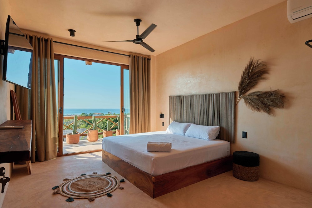 Suite, 1 King Bed, Balcony, Sea View photo 1