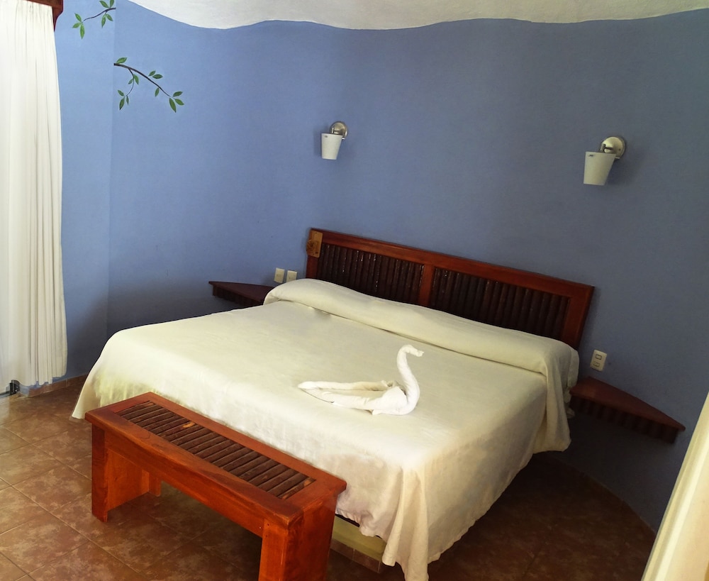 Basic Double Room, 2 Double Beds, Non Smoking - Photo 3