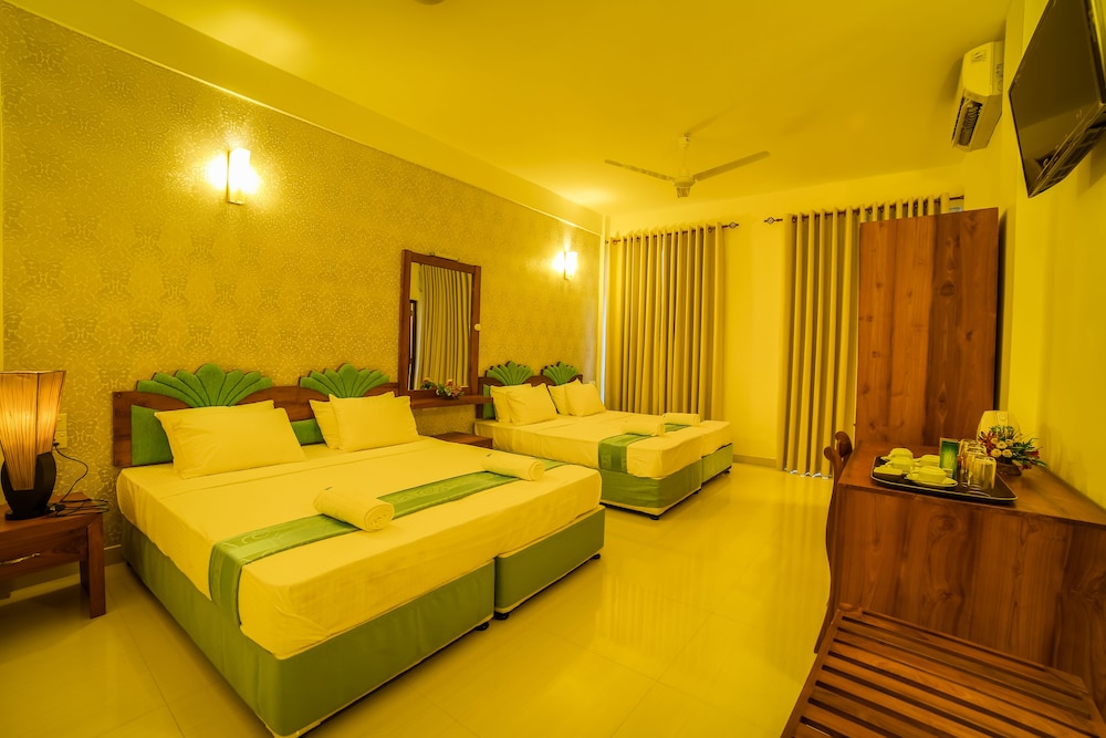 Luxury Triple Room, Multiple Beds, City View photo 3