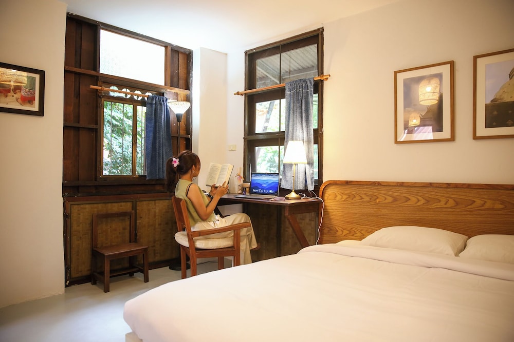Standard Studio, 1 King Bed, Bathtub, Garden View