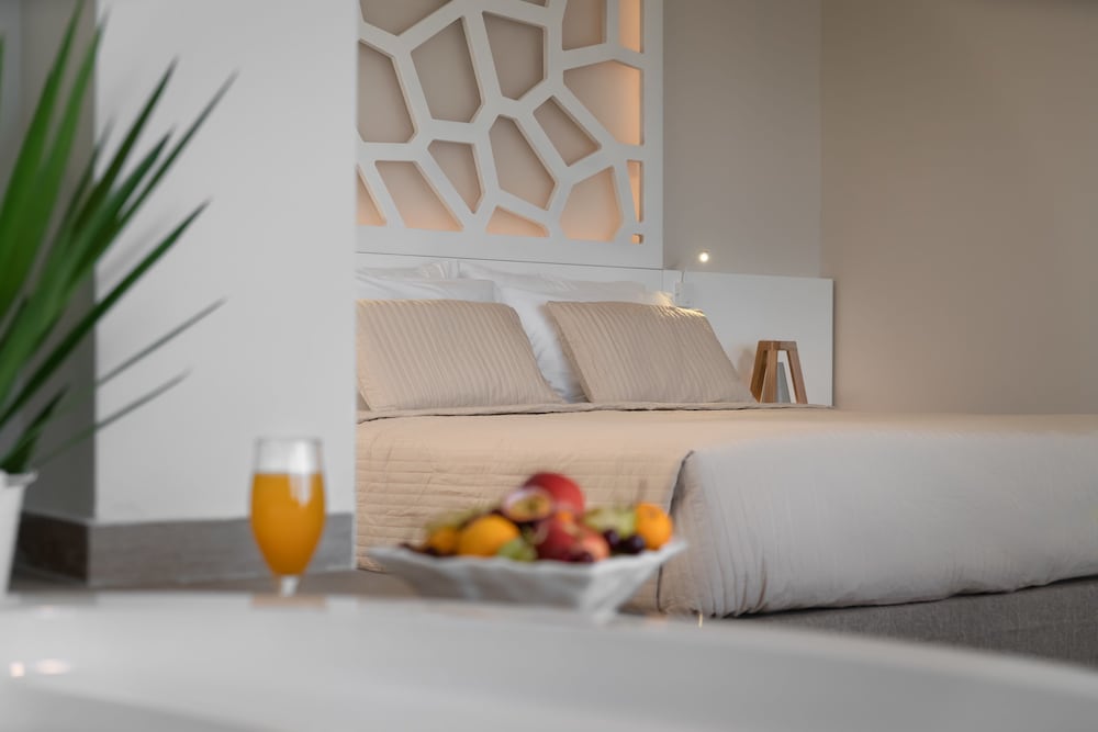 Deluxe Suite, Partial Sea View (Outdoor or Indoor Jacuzzi)