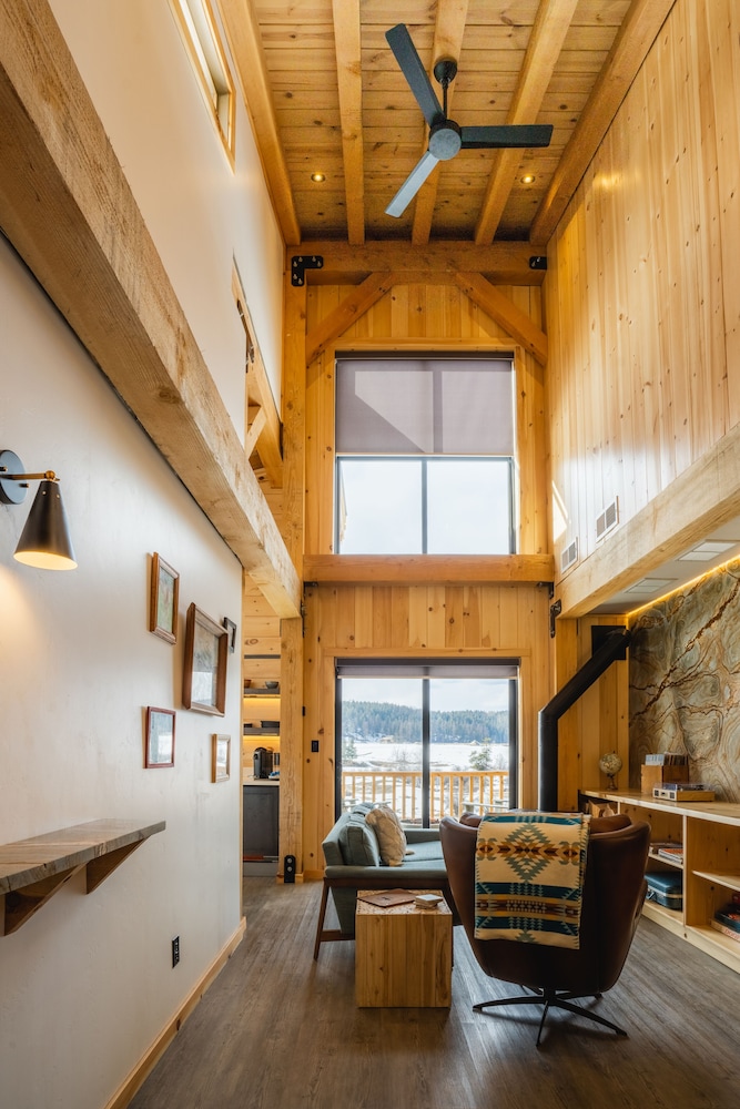 Luxury Cabin, 2 Queen Beds, River View photo 2
