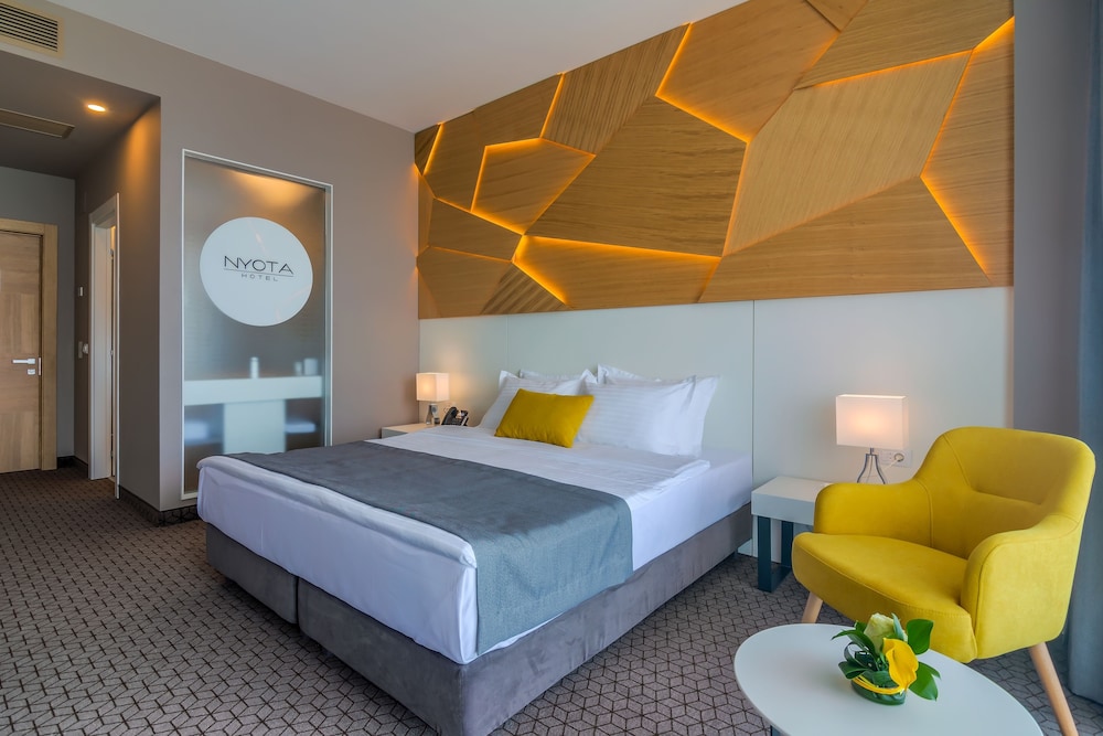 Superior Double Room, 1 King Bed, Balcony, Poolside photo 2