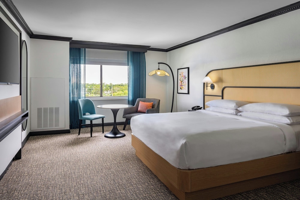 Club Room, 1 King Bed (Mobility Accessible, Roll-in Shower) - Photo 5