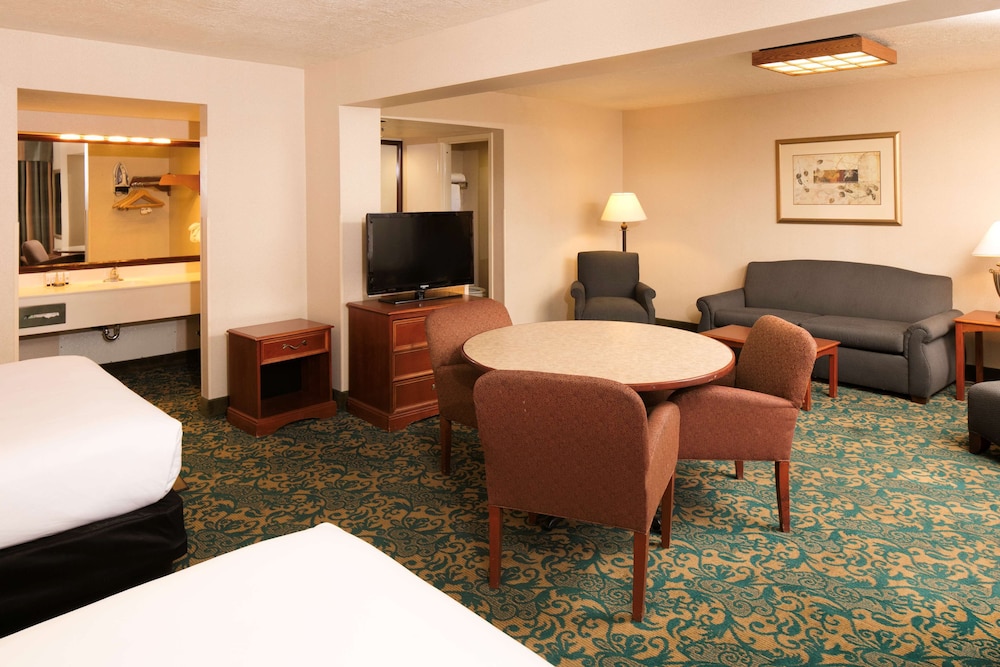 Junior Suite, 2 Queen Beds, Non Smoking photo 2