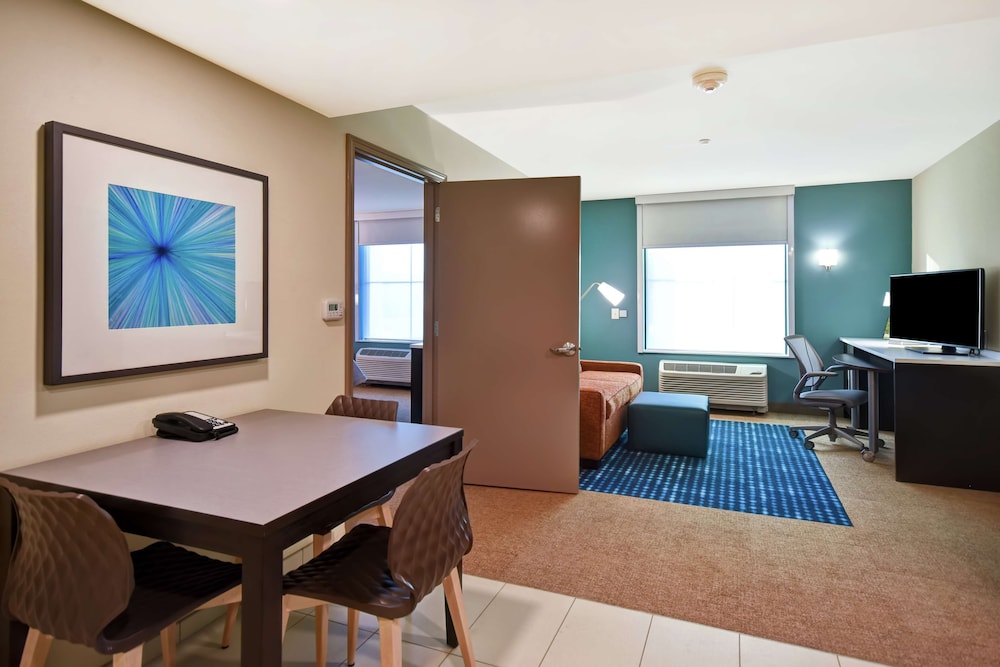 Suite, 1 King Bed, Accessible, Bathtub photo 3