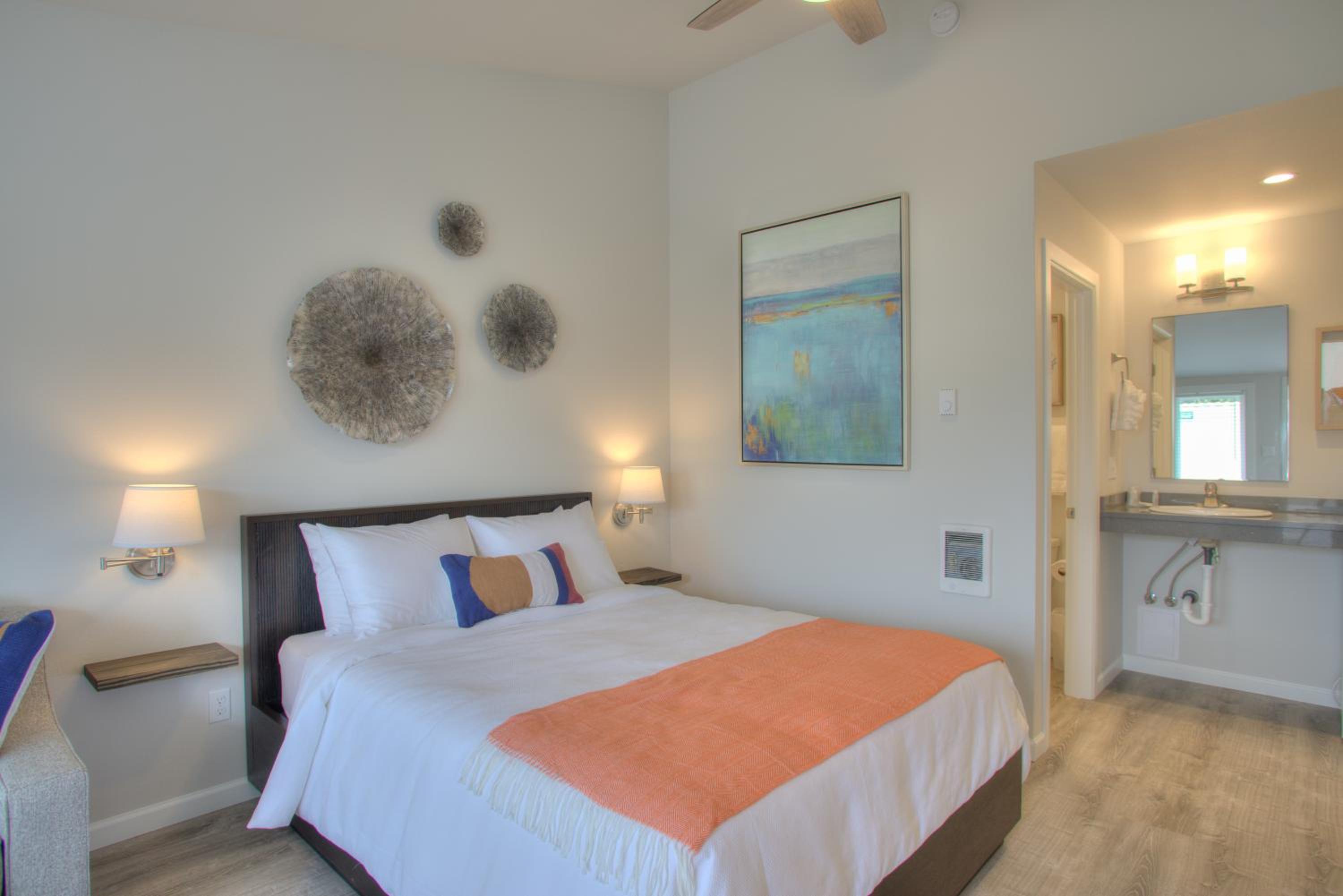 Queen Deluxe Suite - ADA Accessible - Streetside - Photo 1