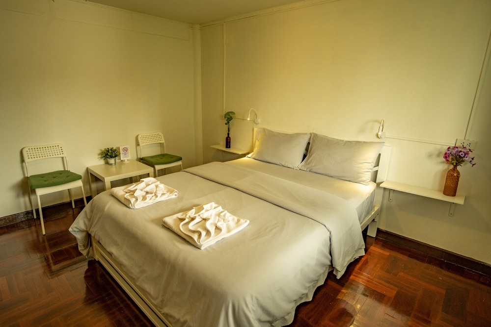 Standard Double Room, 1 Queen Bed, Shared Bathroom photo 3