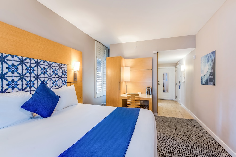 Deluxe Room, 1 King Bed, Accessible - Photo 2