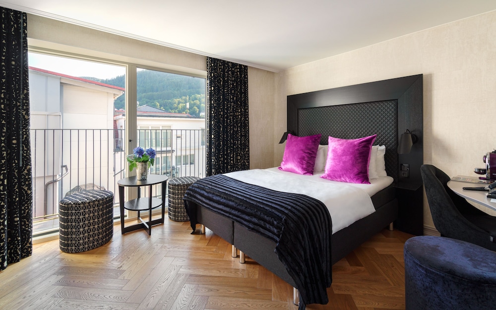 Deluxe Room, 1 Queen Bed, Balcony