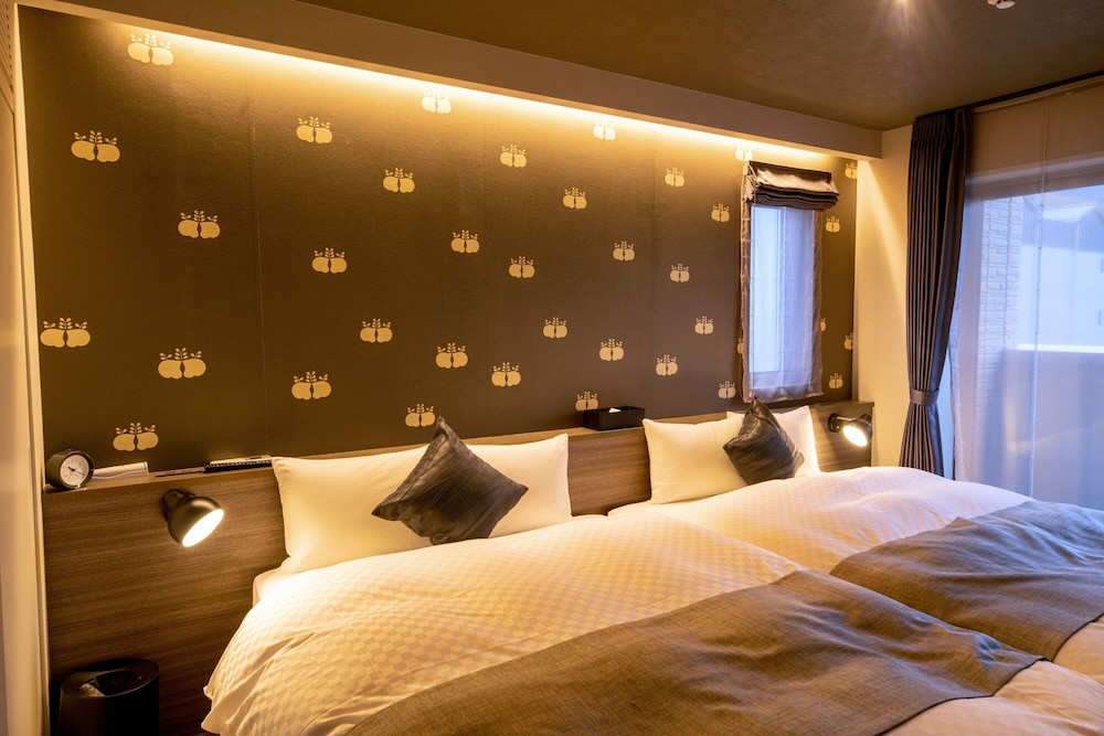 Quad Double Bed Suite - Photo 3