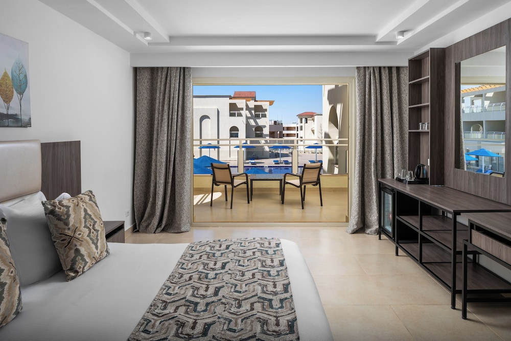 Deluxe Double Room, Pool View photo 2