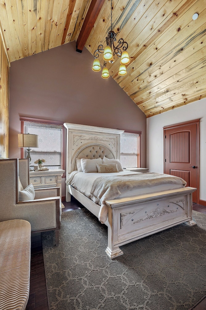 Luxury Double Room, 1 King Bed, Shower Grab Bars photo 3