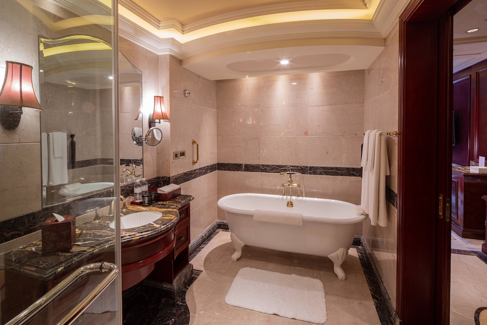 Premium Room, 1 King Bed, Club Lounge Access (Lounge Access) - Photo 5
