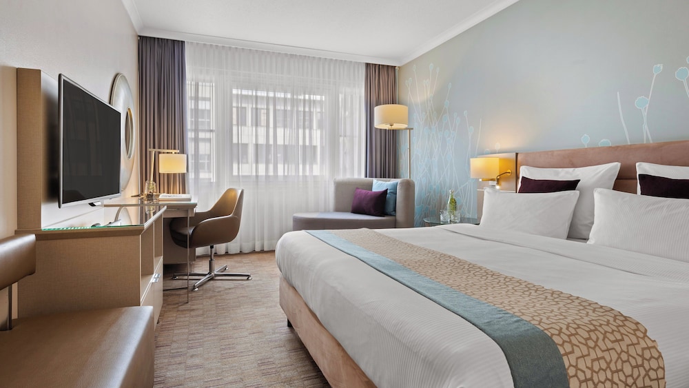Standard Room, 1 King Bed (Quiet Mid Floor) thumbnail 5
