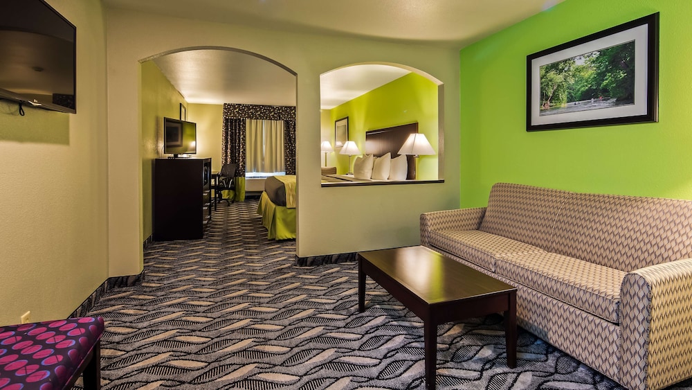 Suite, 1 King Bed, Non Smoking, Refrigerator & Microwave photo 1
