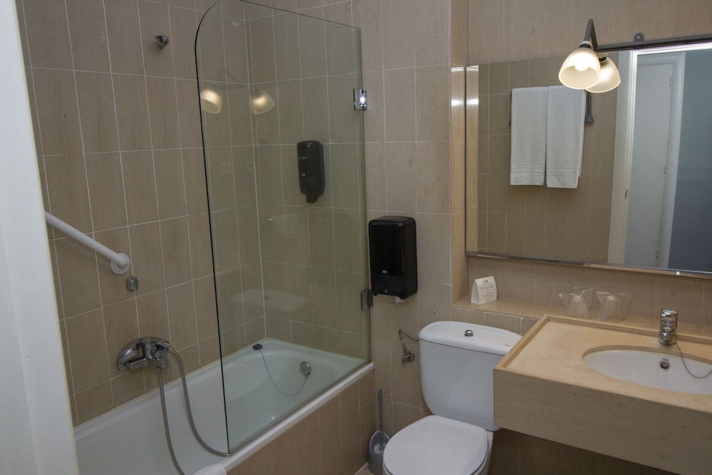 Triple Room, Multiple Beds photo 3