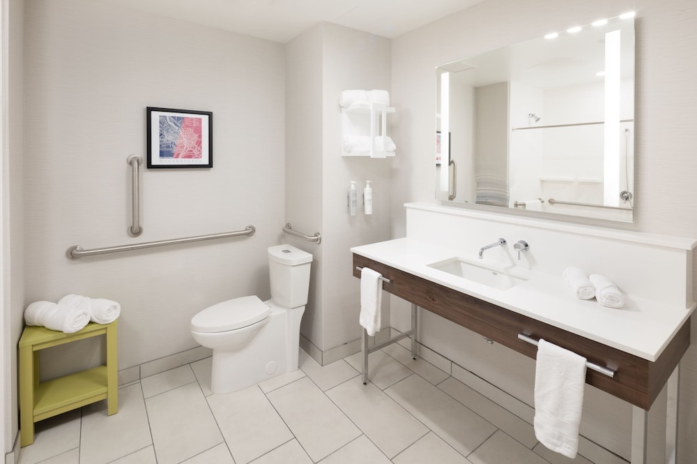 Room, 2 Queen Beds, Accessible, Bathtub - Photo 7