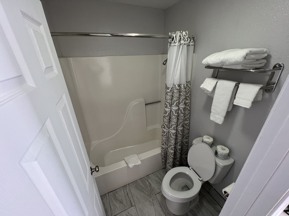 Room, 1 King Bed, Non Smoking (Shower Only) photo 3