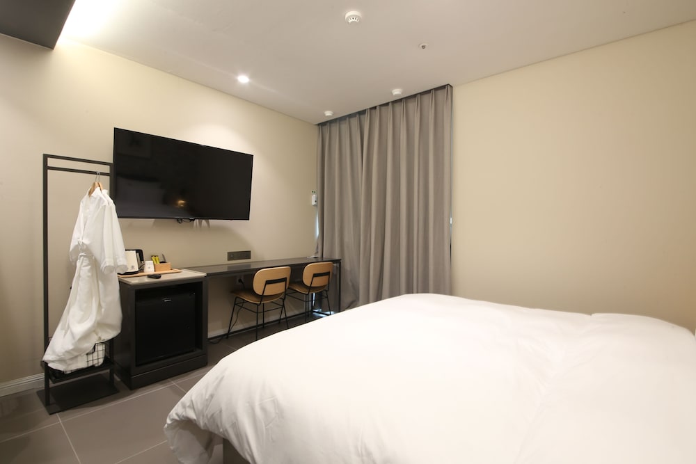 Deluxe Double Room - Photo 21
