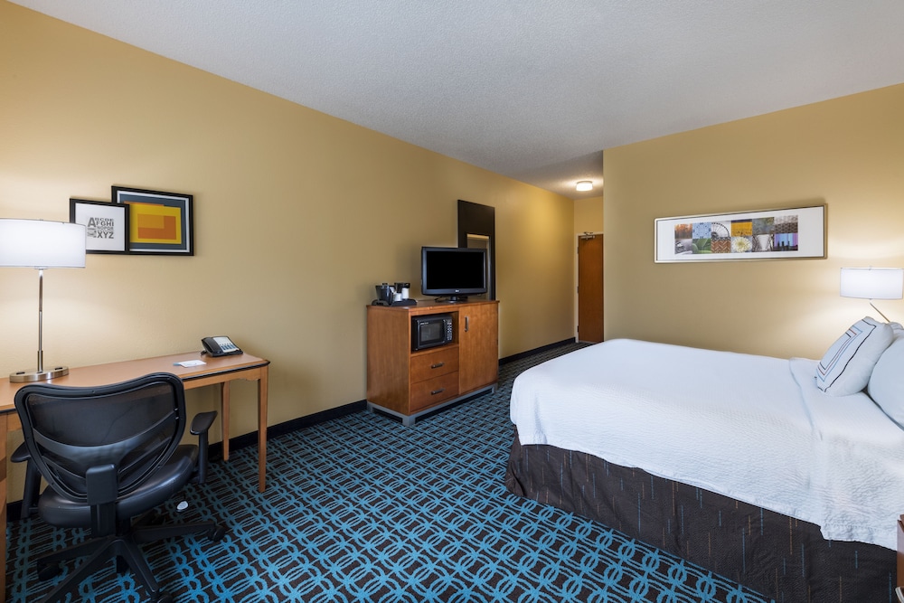 Room, 1 King Bed (Mobility/Hearing Accessible, Tub) photo 2
