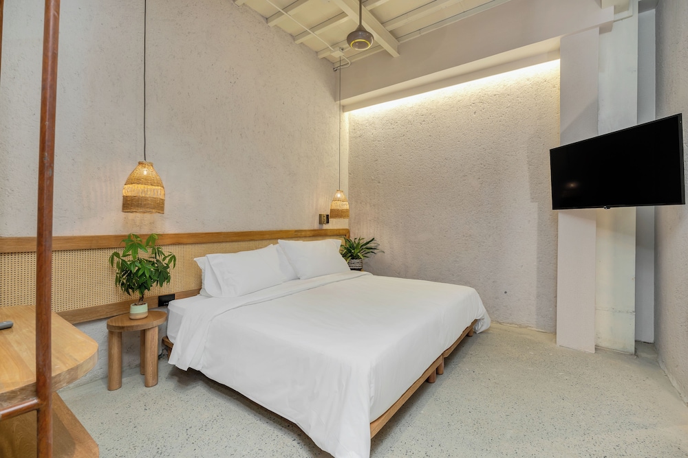 Standard Studio Suite (304)