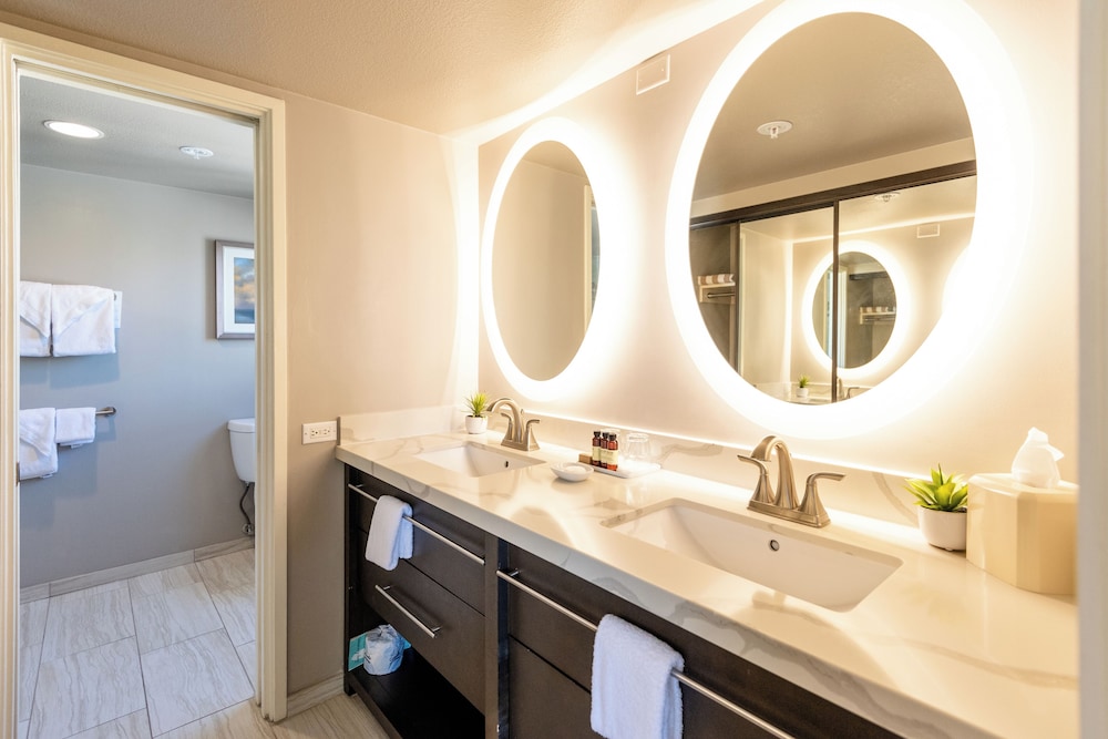 Aston Waikiki Beach Tower: Deluxe Condo, Lanai, Ocean View photo