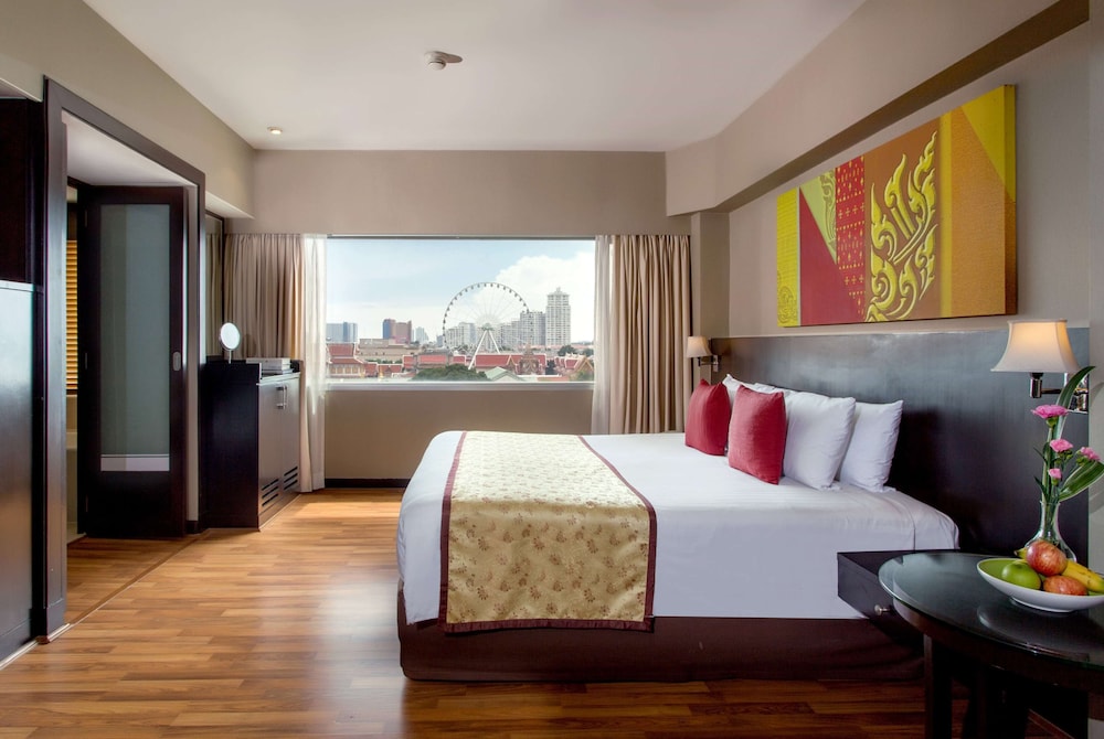 Room, 1 King Bed (Grand Deluxe) photo 1