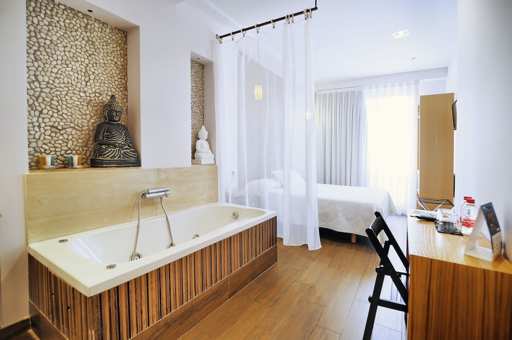 Superior Room, City View - Photo 9