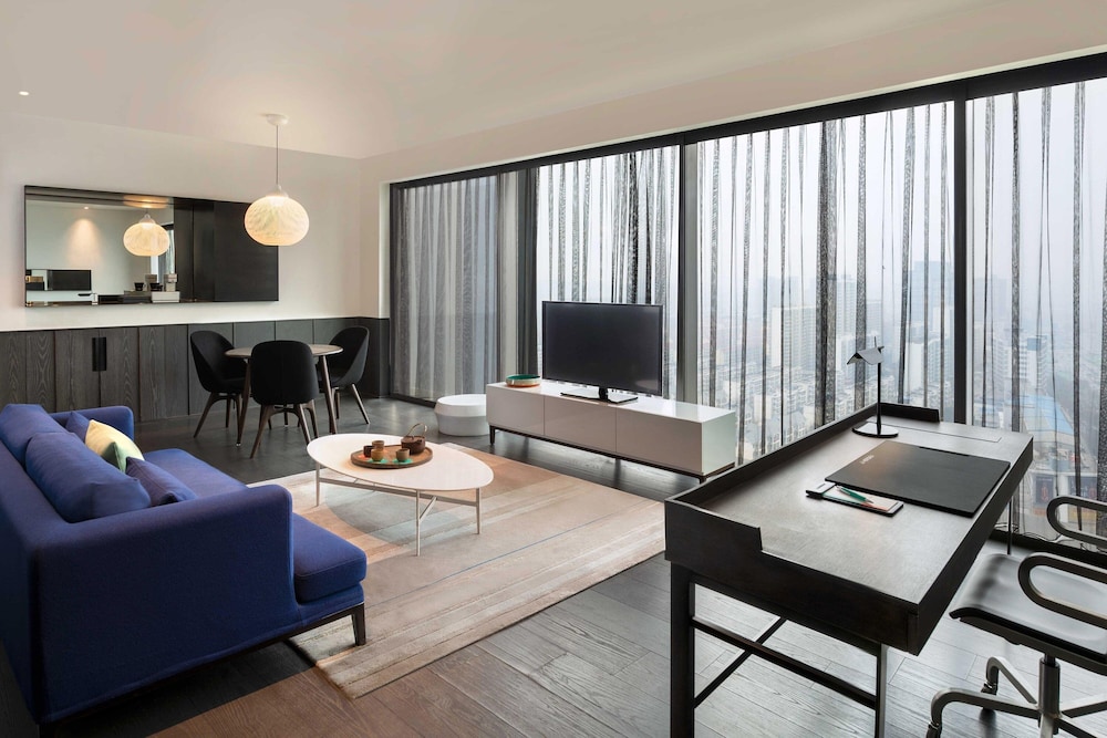 Suite, 1 King Bed, City View
