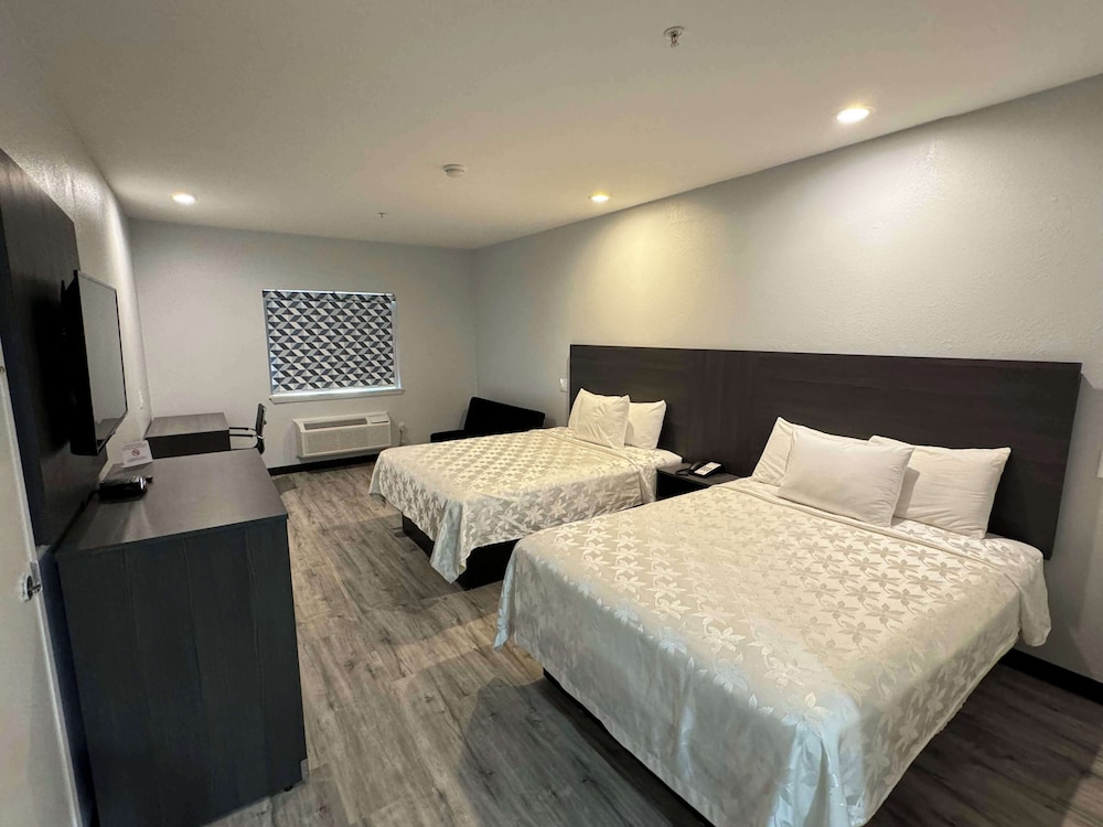 Suite, 2 Double Beds, Smoking photo 1