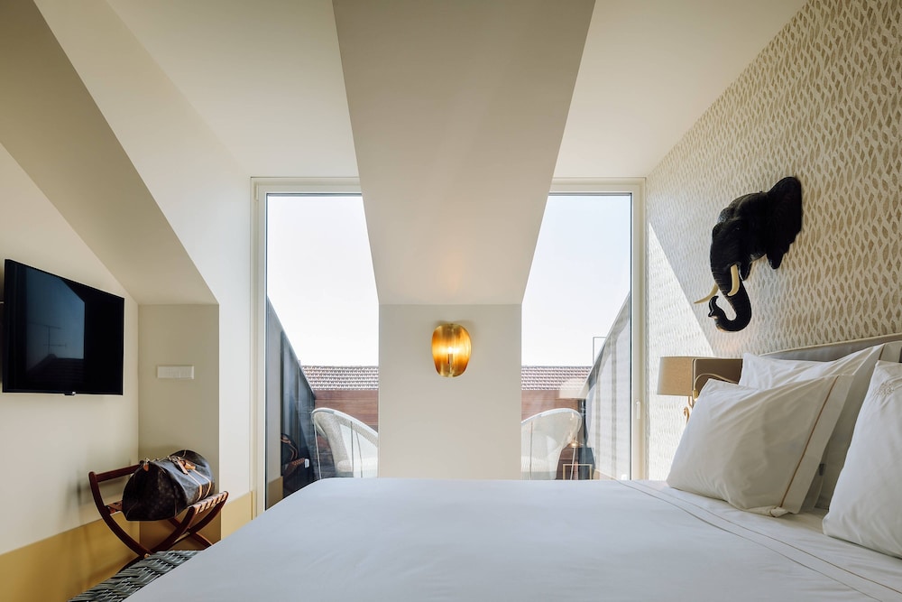 Signature Suite, 1 King Bed, Balcony