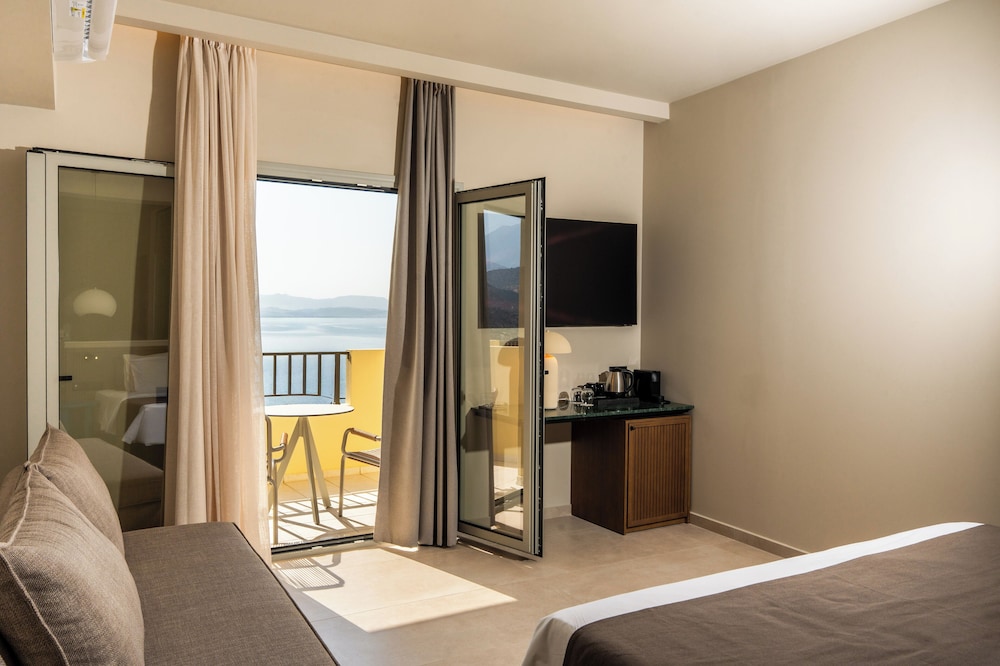 Deluxe Suite with Panoramic Sea View - Photo 33