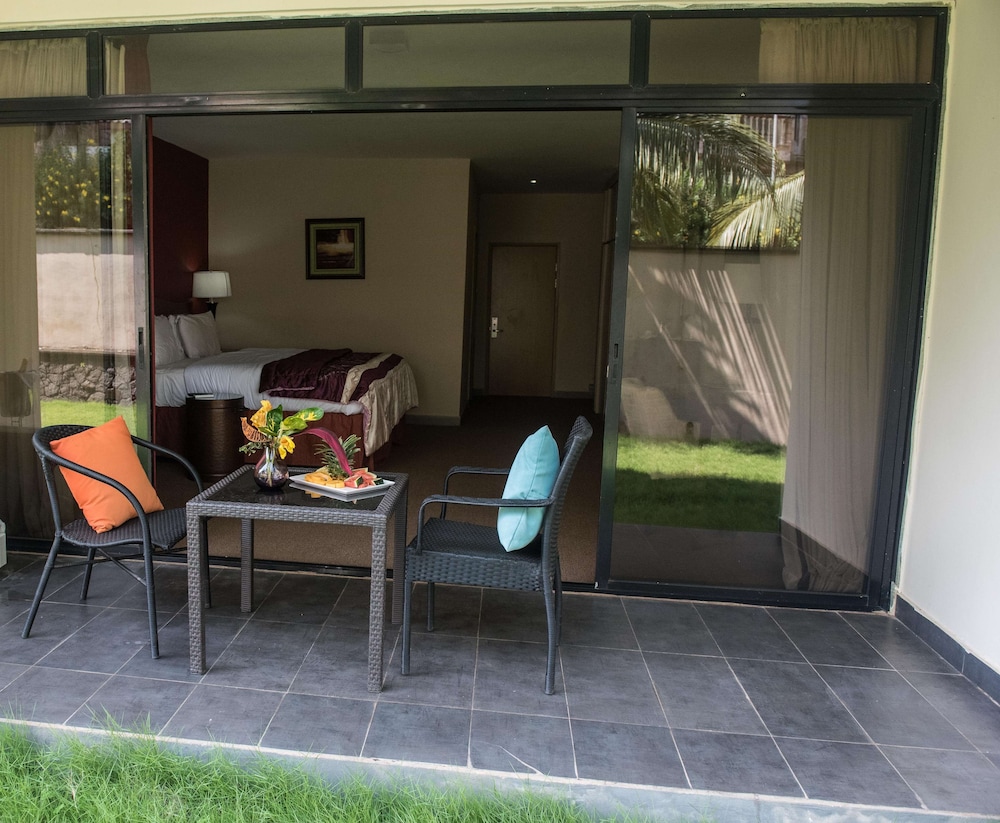 Executive Suite, 1 Queen Bed, Garden View