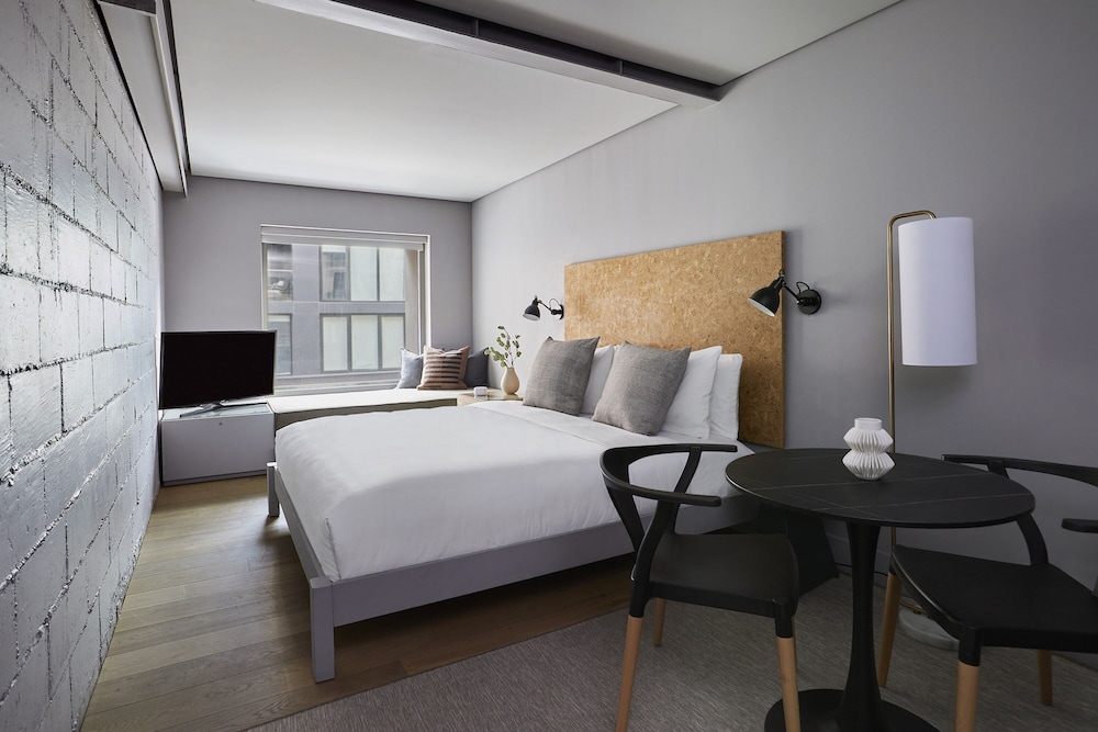 Comfort Studio, 1 King Bed, Non Smoking (Self Check-in with Virtual Front Desk) photo 2