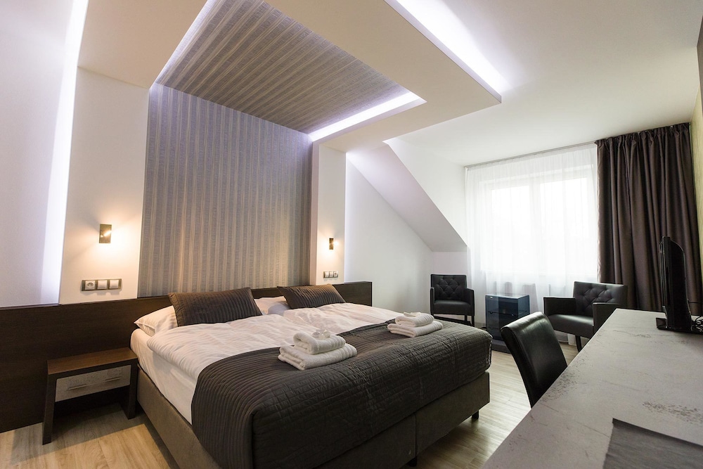 Grand Double or Twin Room (Large Bathroom) photo 2