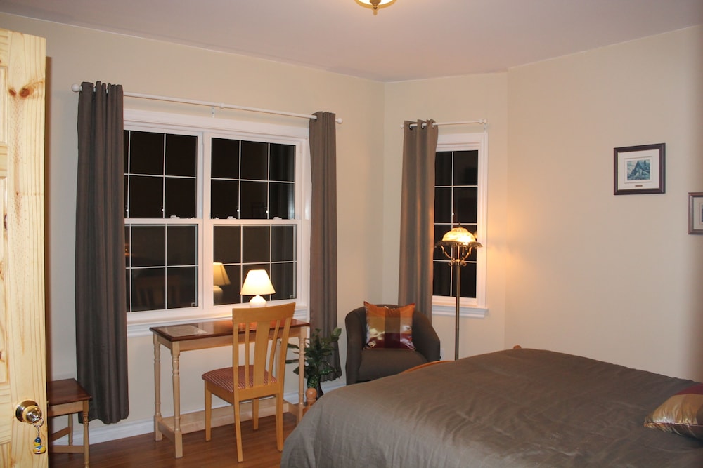 Standard Room, 1 Queen Bed, Ensuite, Partial Sea View photo 2