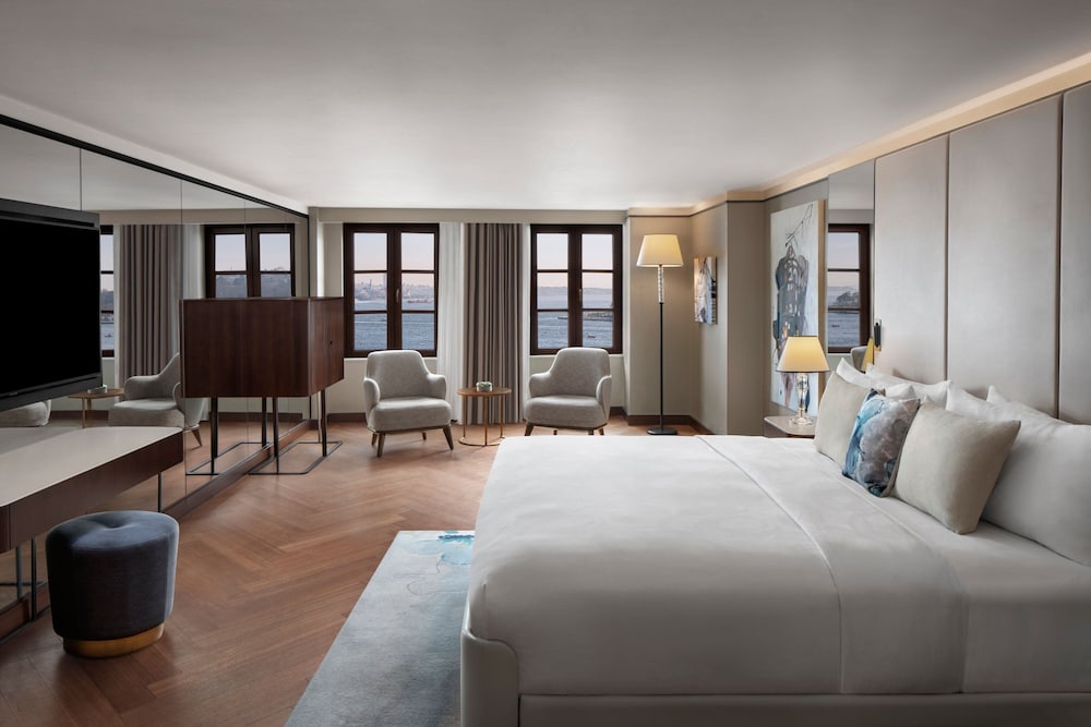 Superior Room, 1 King Bed thumbnail 6