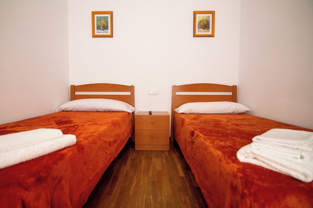 Basic Twin Room photo 3