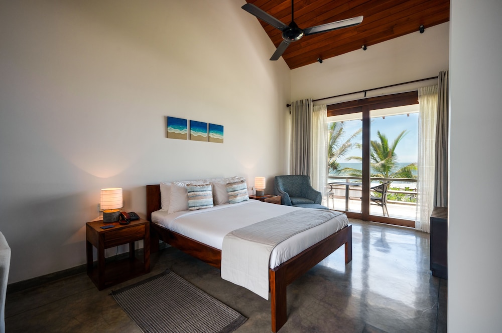 Superior Room, 1 King Bed, Sea View, Oceanfront photo 1