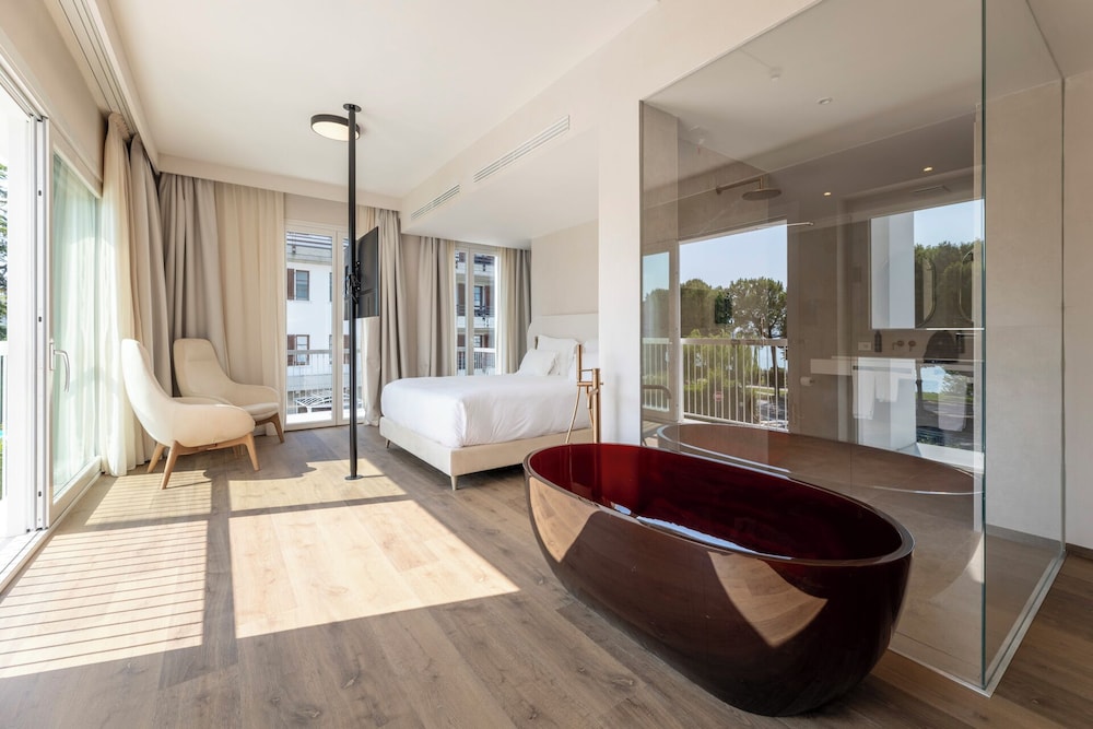 Deluxe Suite, Lake View photo 1