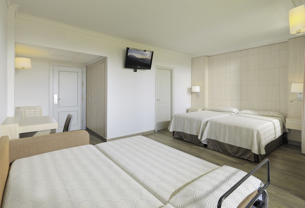 Standard Double Room (3 adults and 1 child) photo 3