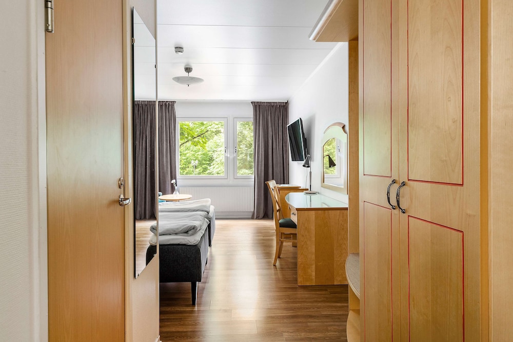 Standard Room, 1 King Bed, Non Smoking photo 2
