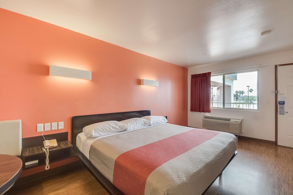 Deluxe Suite, 1 Queen Bed, Non Smoking - Photo 4
