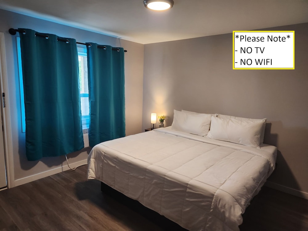 Standard Room, 1 King Bed, Partial Lake View, Ground Floor