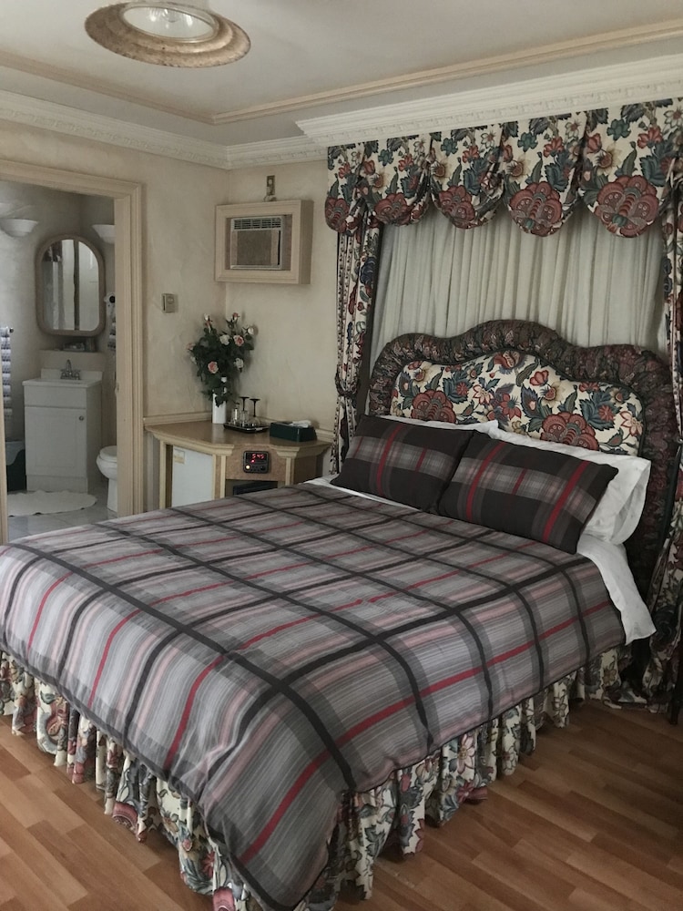 Honeymoon Cottage, 1 Queen Bed, Accessible, Jetted Tub