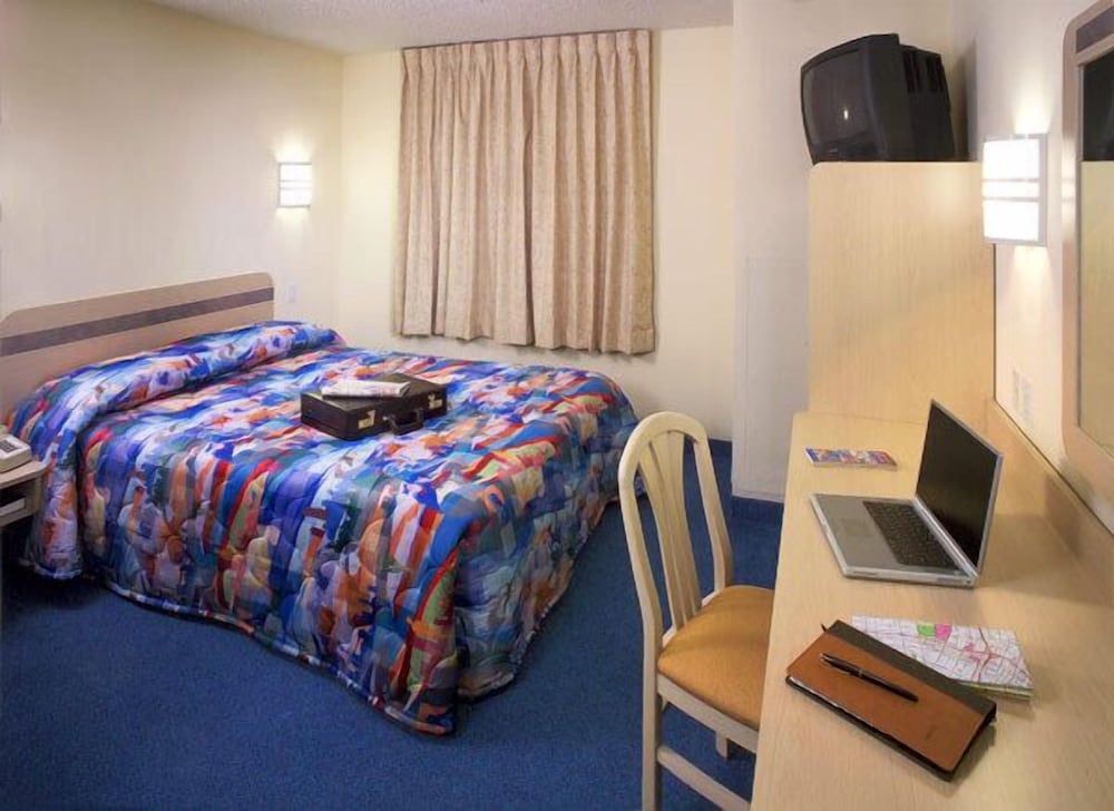 Standard Room, 1 Queen Bed, Non Smoking photo 2