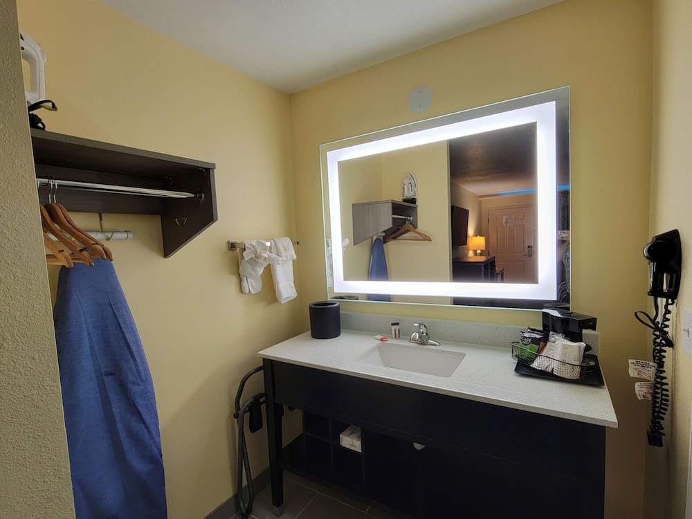 Suite, 1 King Bed, Jetted Tub, Pool View (with Sofabed) photo 3