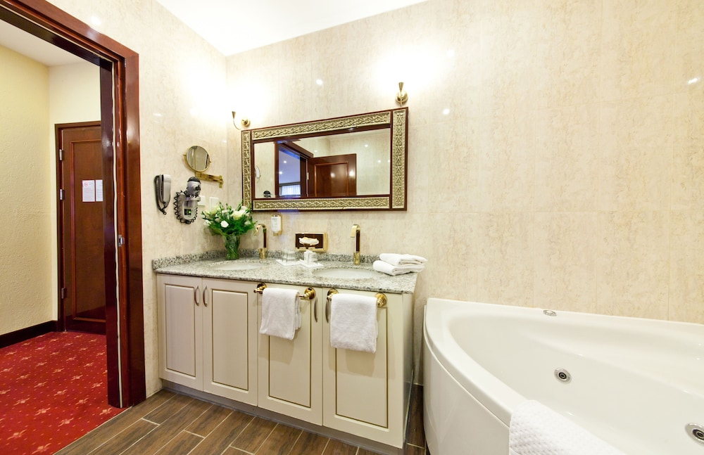 Exclusive Studio Suite, 1 King Bed - Photo 6